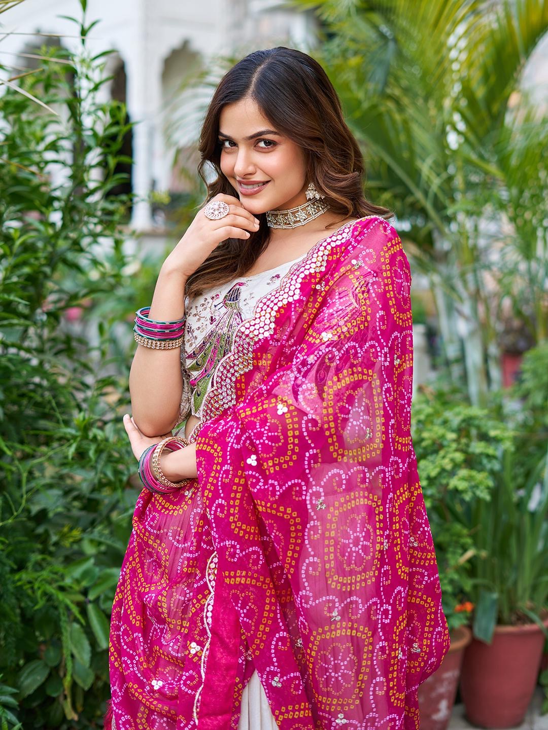 Lehenga blanc écru & rose, motifs paon