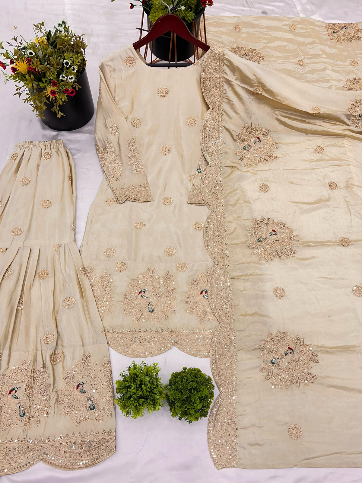 Ensemble haut, pantalon palazzo, écharpe, blanc cassé & doré, motif paon