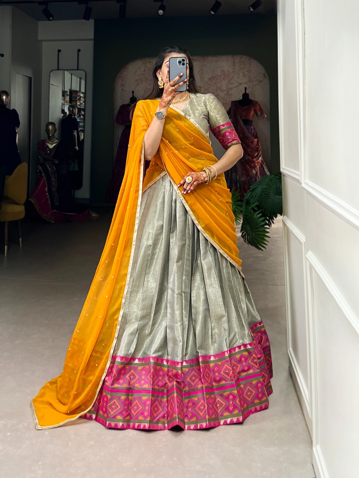Lehenga gris, rose & jaune