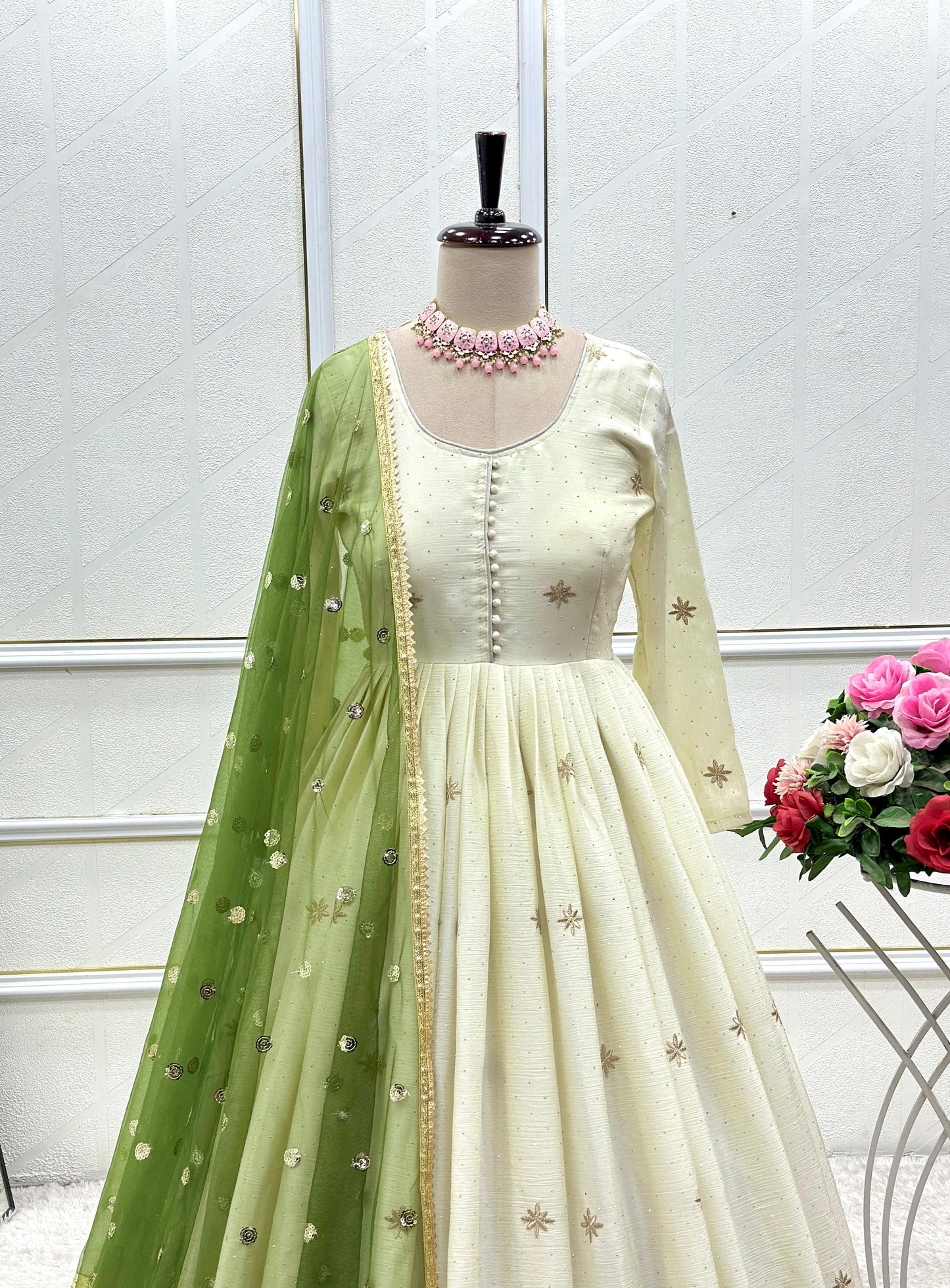 Robe blanc écru & doré, motifs paon