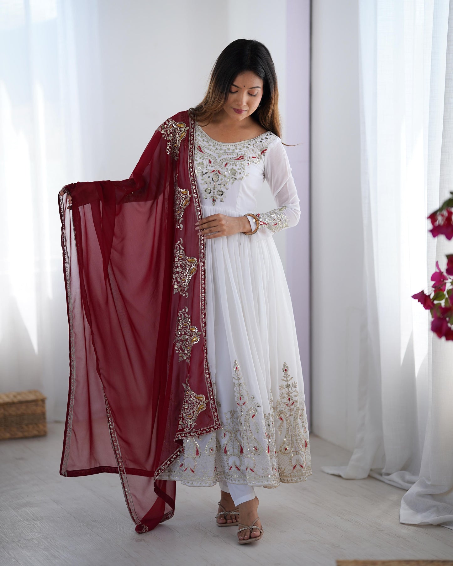 Robe blanc, doré & bordeaux