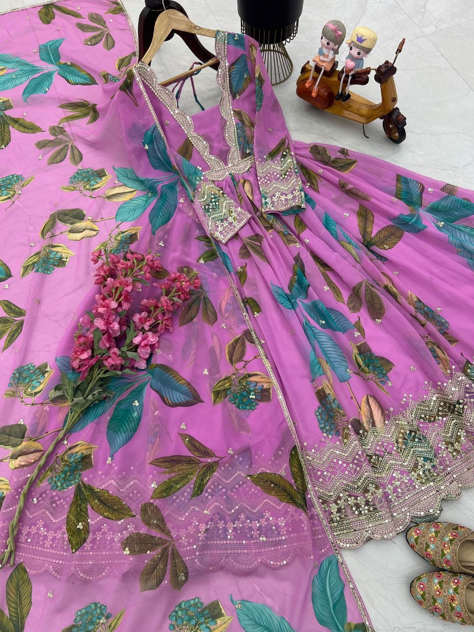Robe mauve, bleu & doré à motifs fleurs