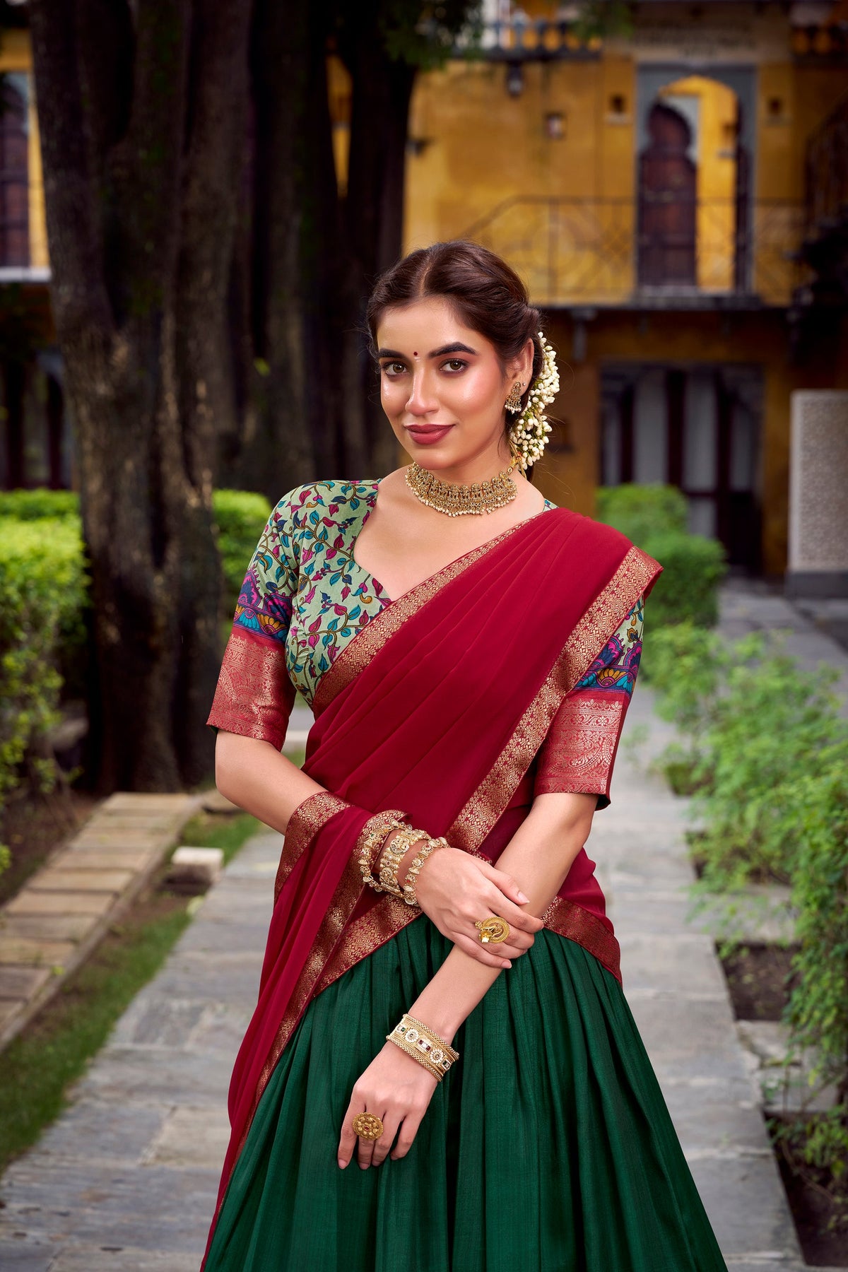 Lehenga vert, rouge & doré