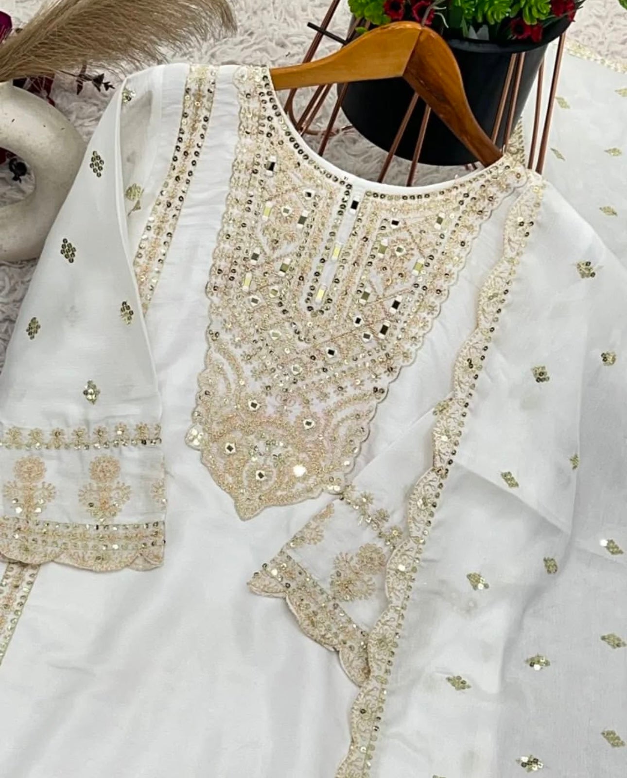 Ensemble haut, pantalon & écharpe, blanc et doré