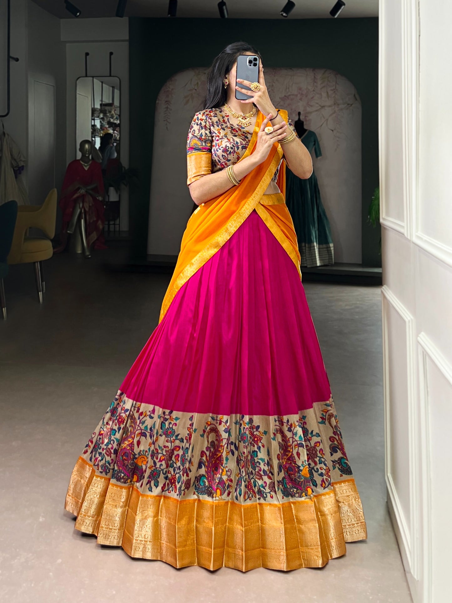 Lehenga rose, jaune & doré