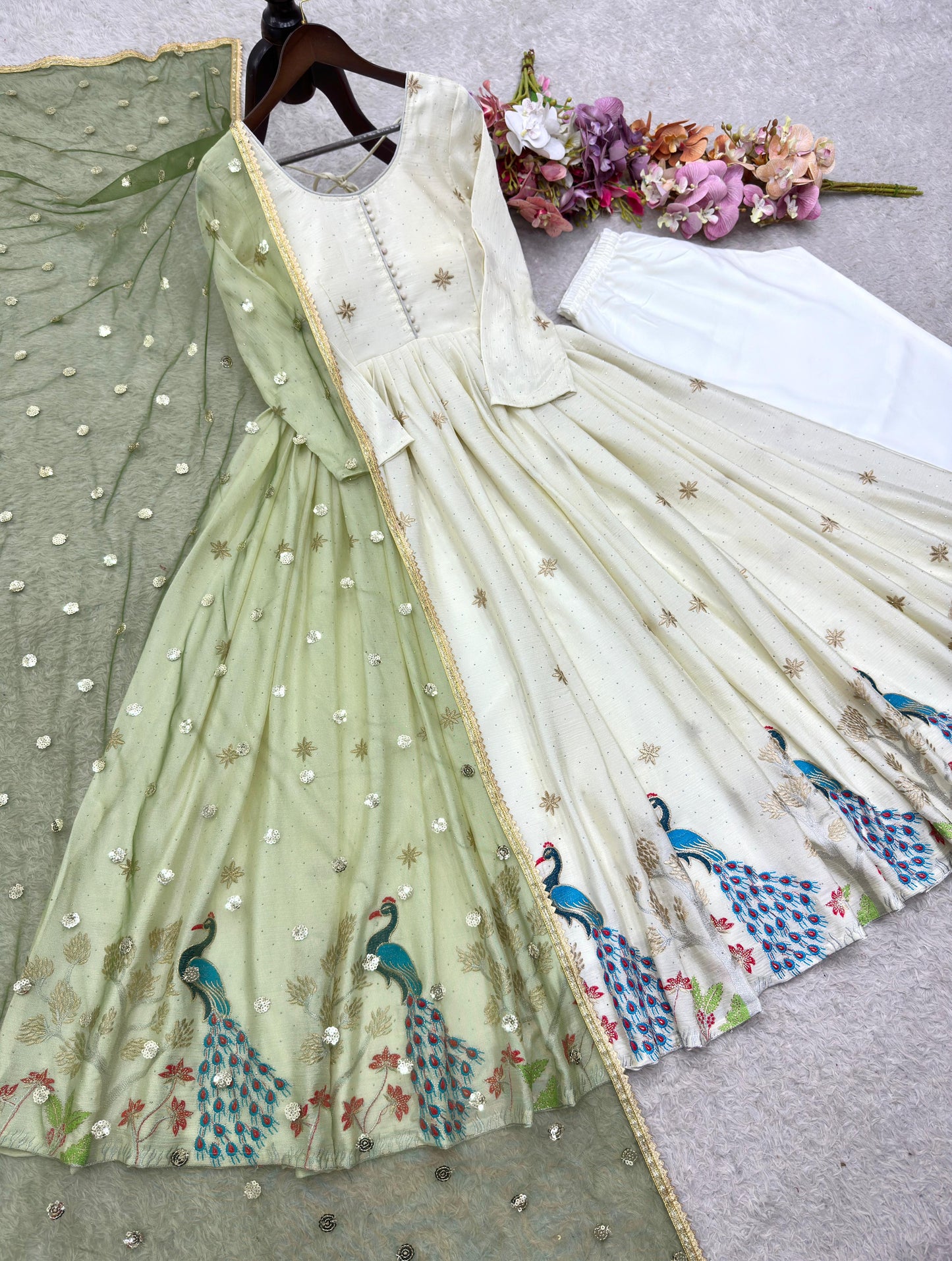 Robe blanc écru & doré, motifs paon