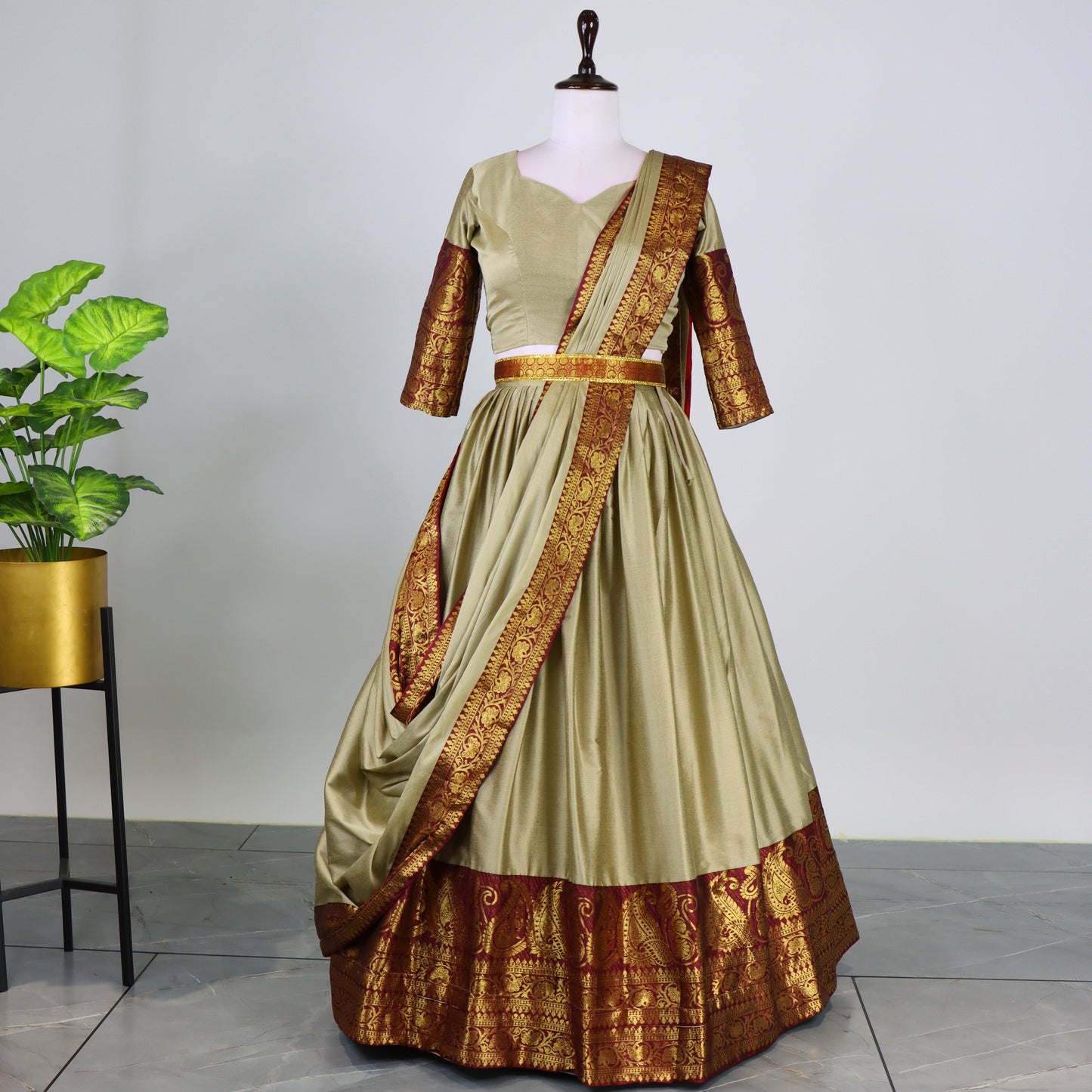 Lehenga gris, bordeaux & doré