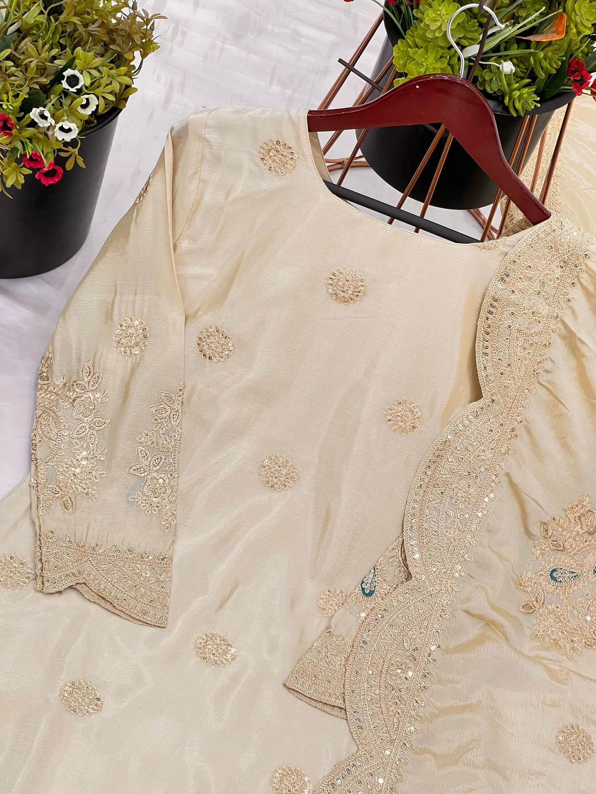 Ensemble haut, pantalon palazzo, écharpe, blanc cassé & doré, motif paon
