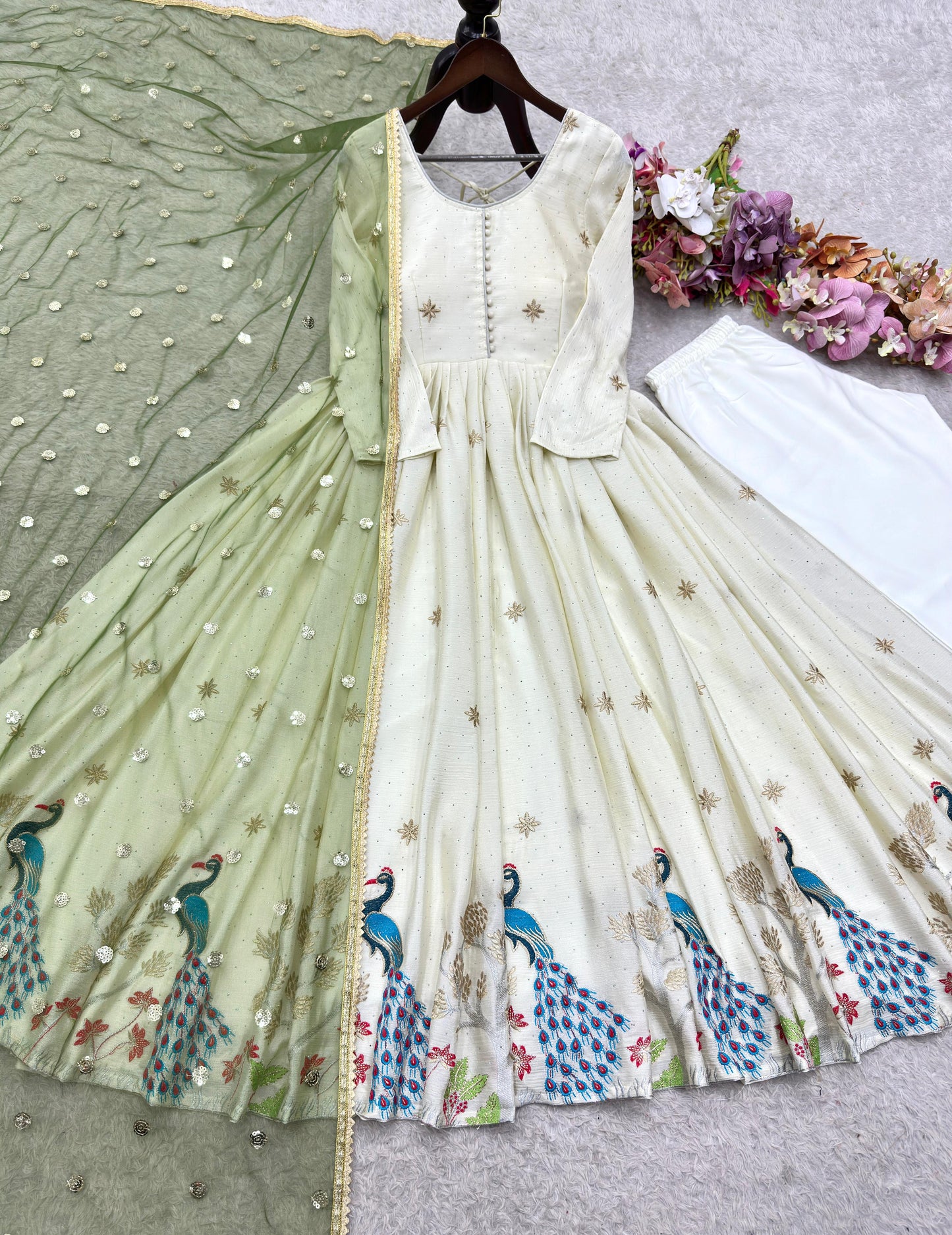 Robe blanc écru & doré, motifs paon