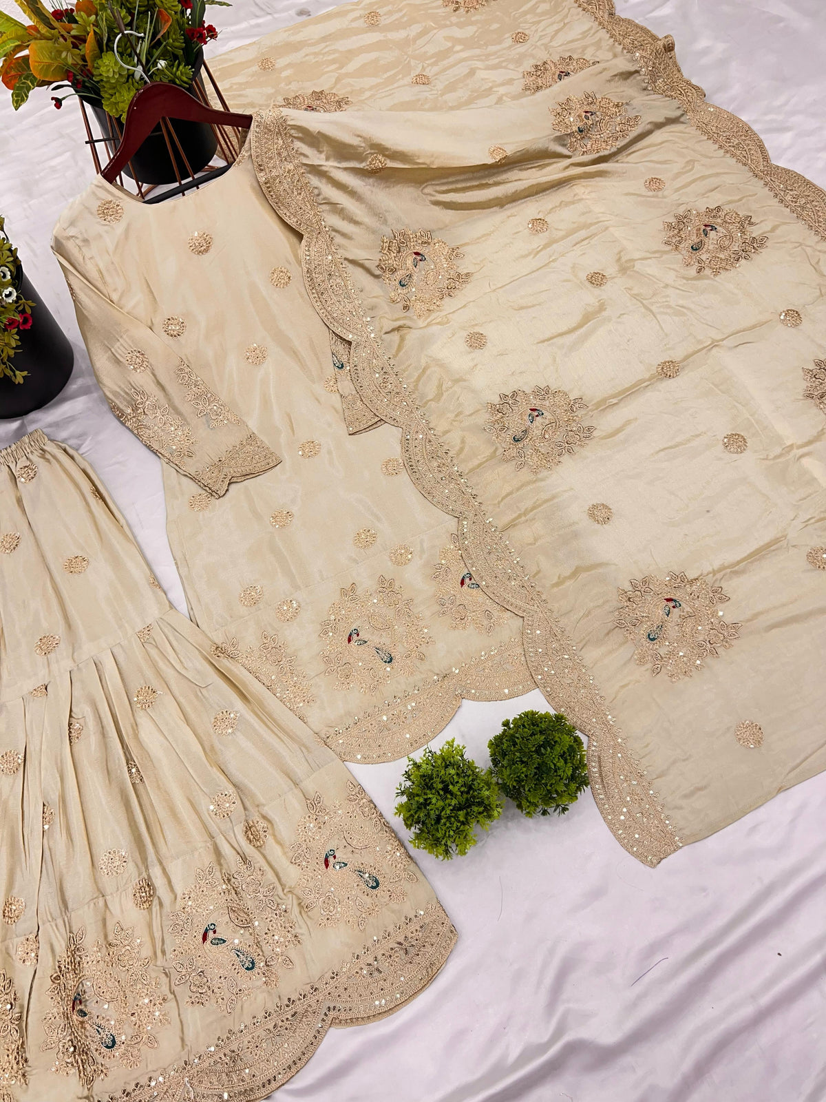 Ensemble haut, pantalon palazzo, écharpe, blanc cassé & doré, motif paon