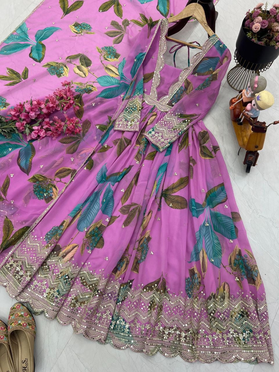 Robe mauve, bleu & doré à motifs fleurs
