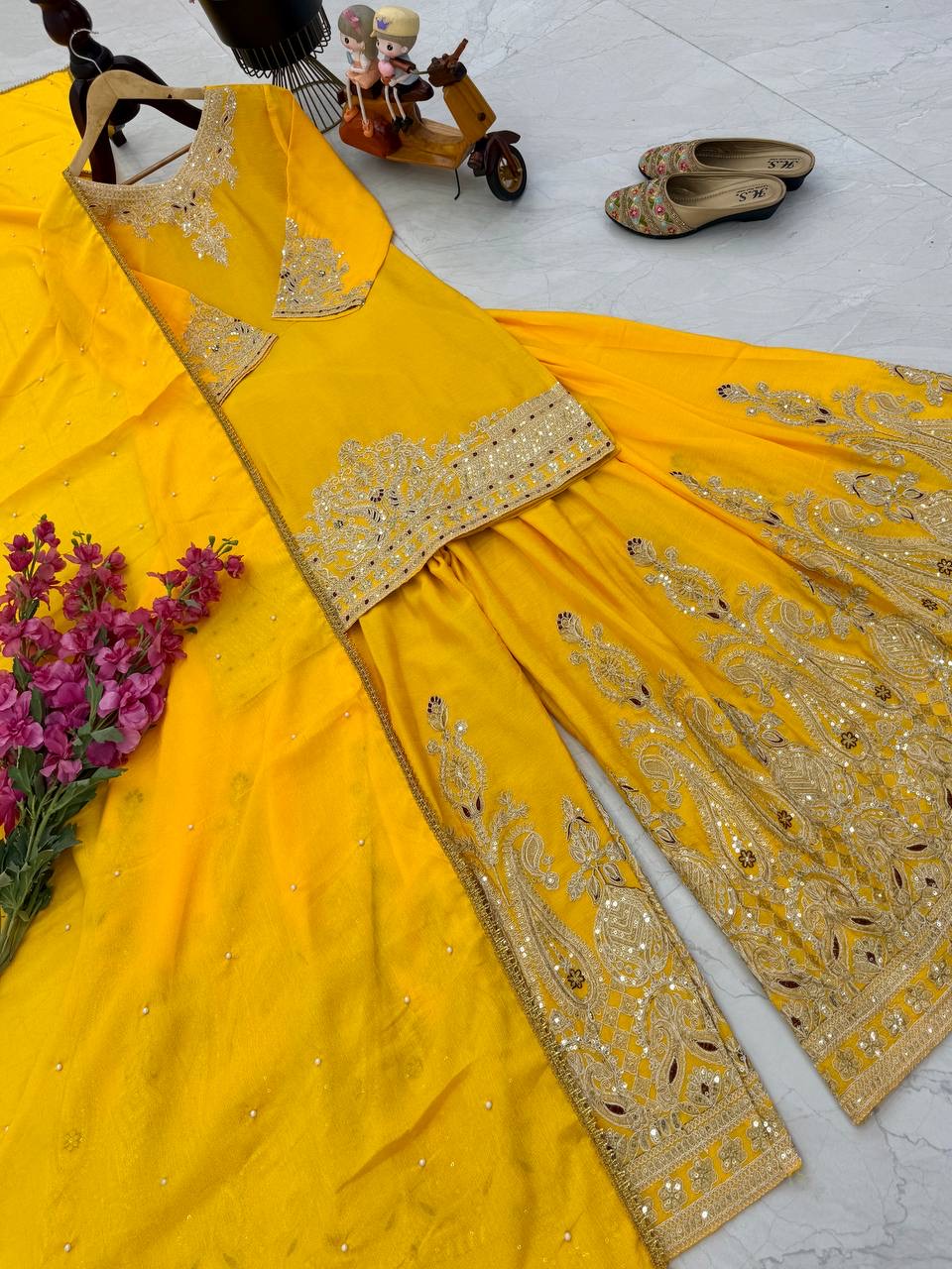 Ensemble haut, pantalon palazzo, écharpe jaune & doré