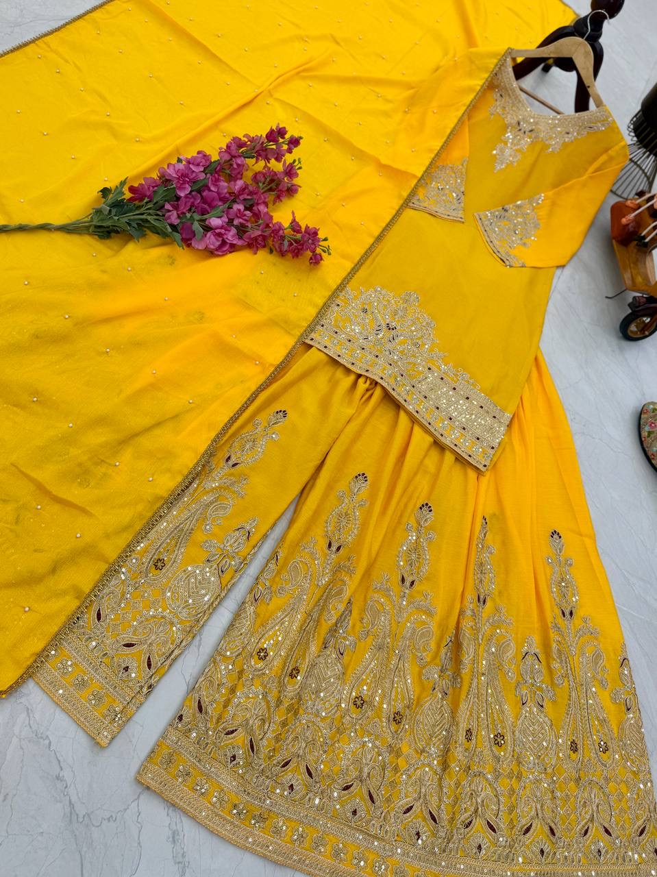 Ensemble haut, pantalon palazzo, écharpe jaune & doré