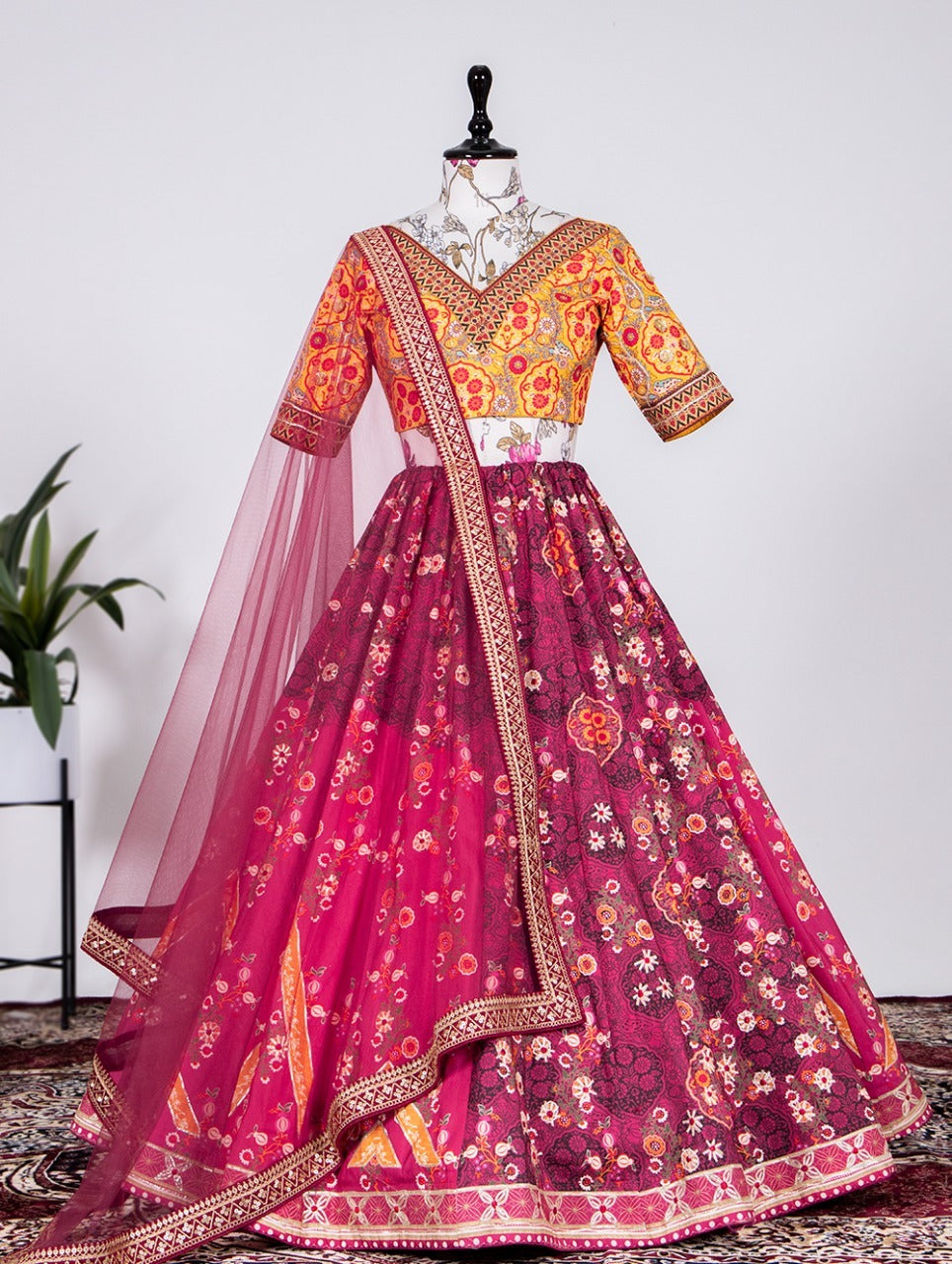 Lehenga jaune & rose, design fleuri