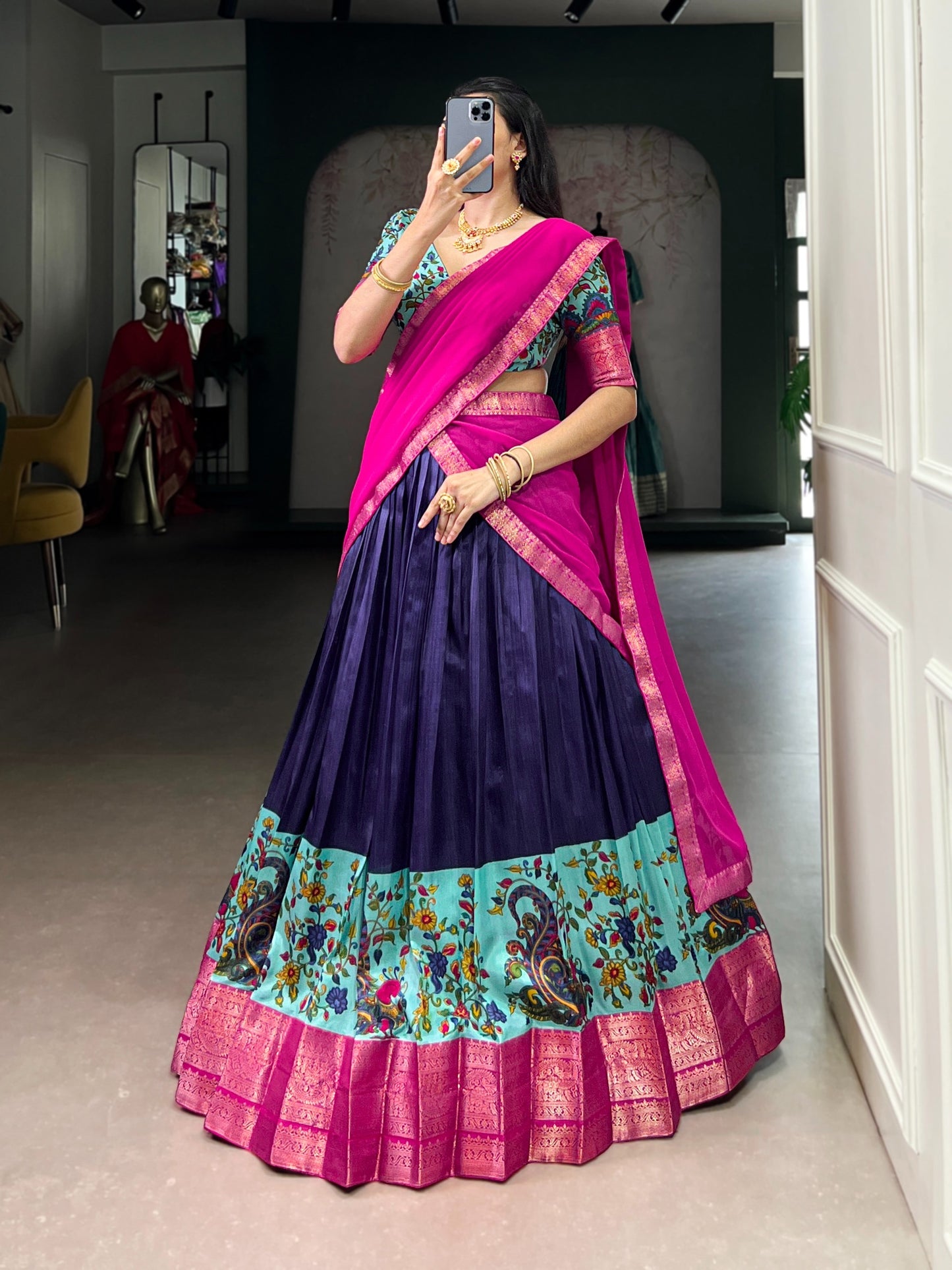 Lehenga bleu, rose & doré