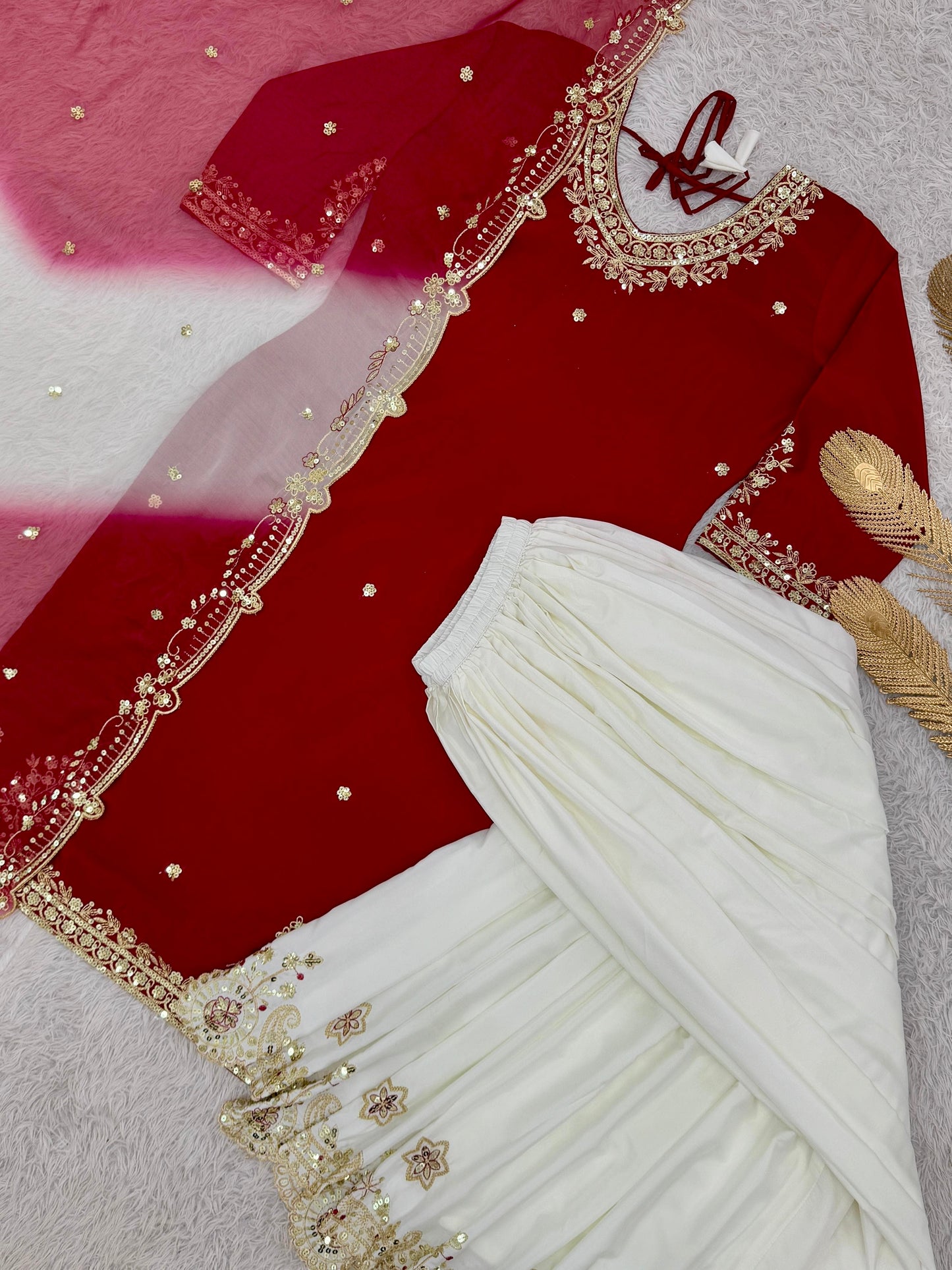 Ensemble haut, pantalon palazzo, écharpe blanc, rouge & doré