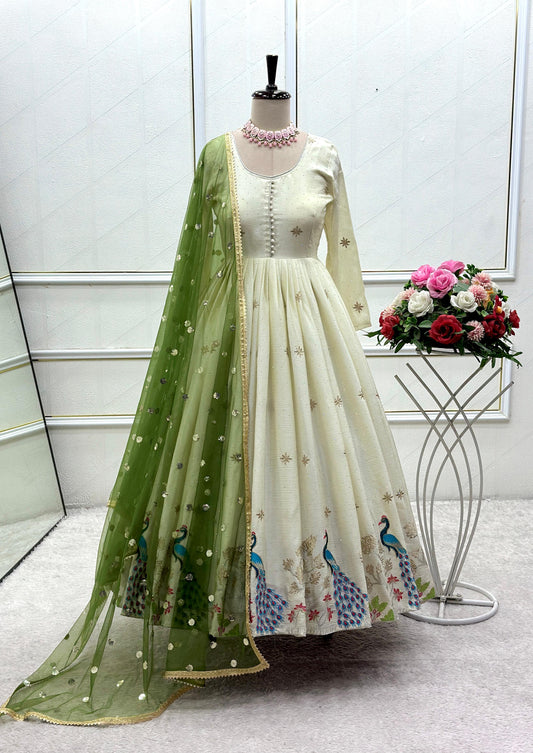 Robe blanc écru & doré, motifs paon