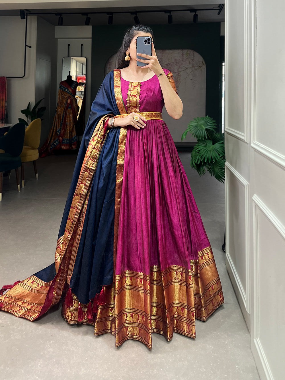 Robe indienne magenta, bleu foncé & doré