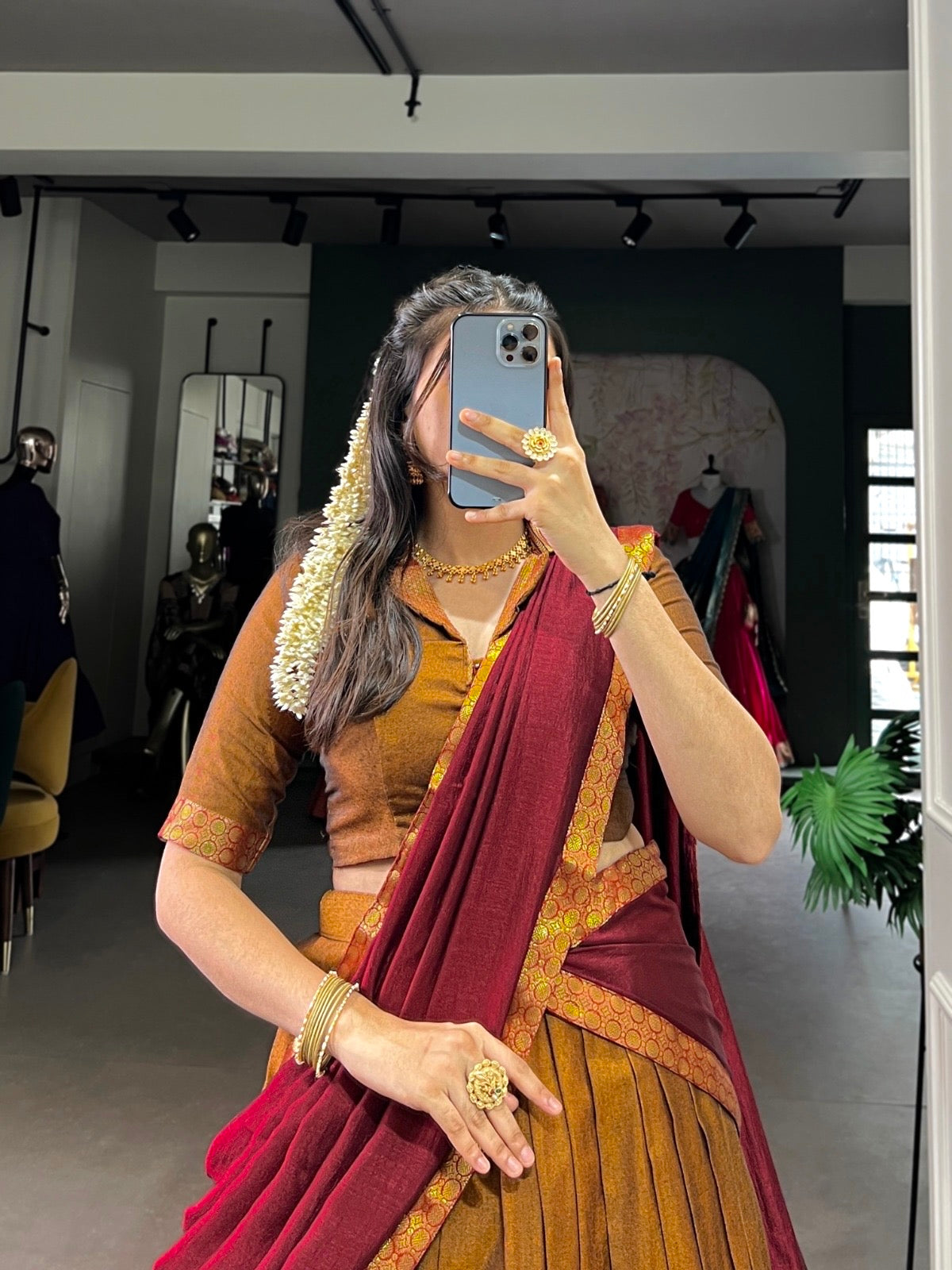 Lehenga marron, rouge bordeaux & doré
