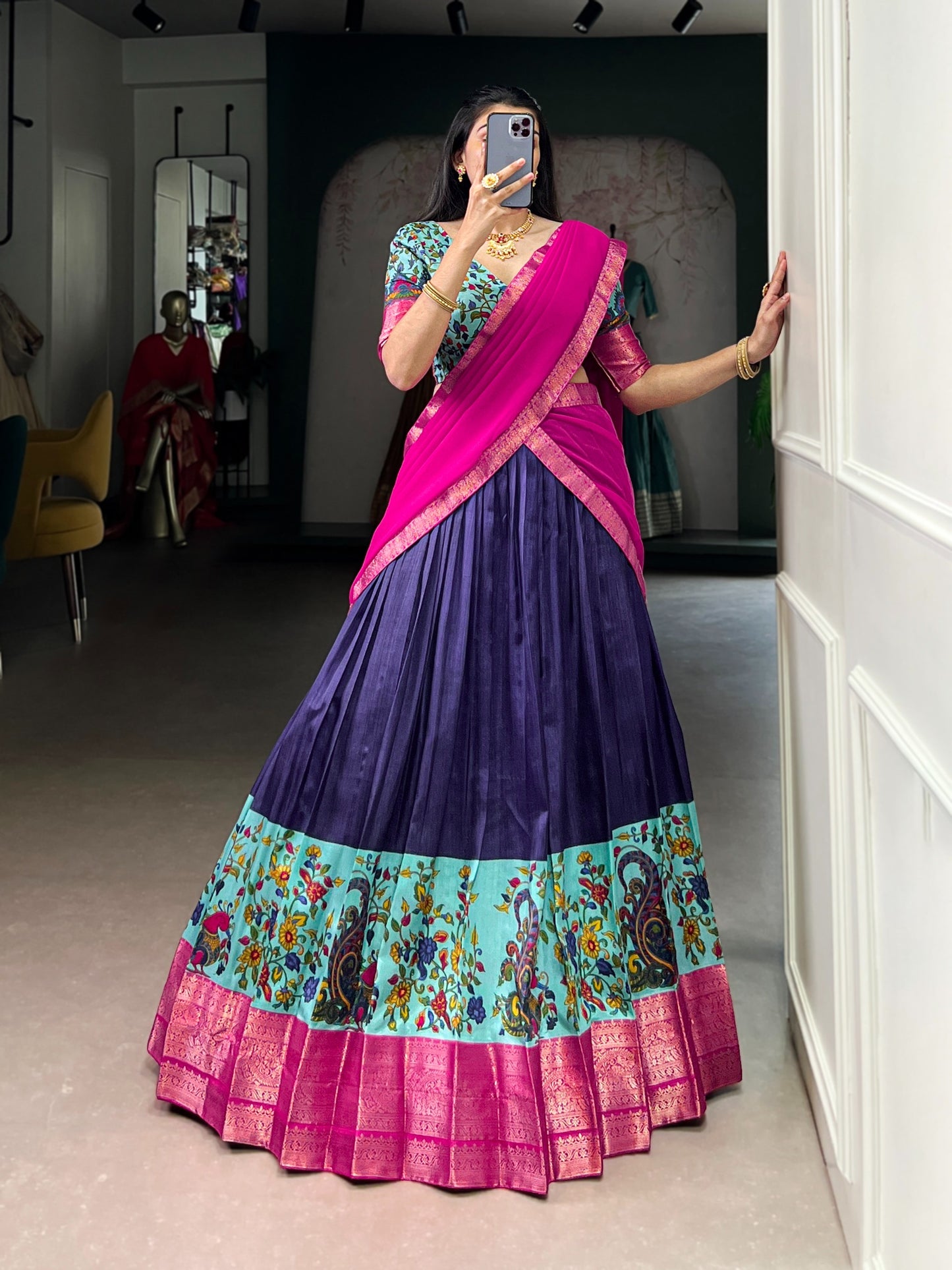 Lehenga bleu, rose & doré