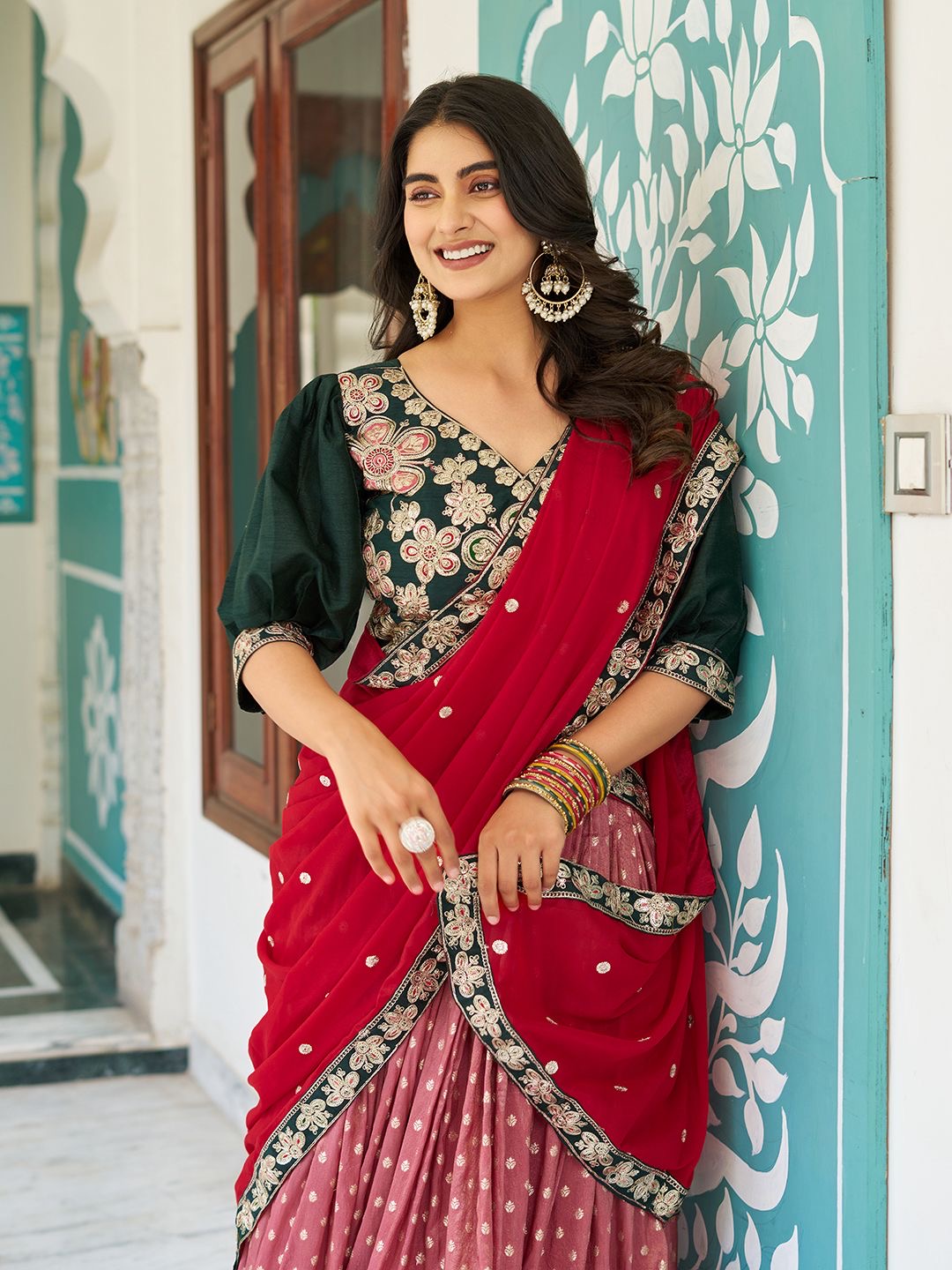 Lehenga vert, rose & rouge