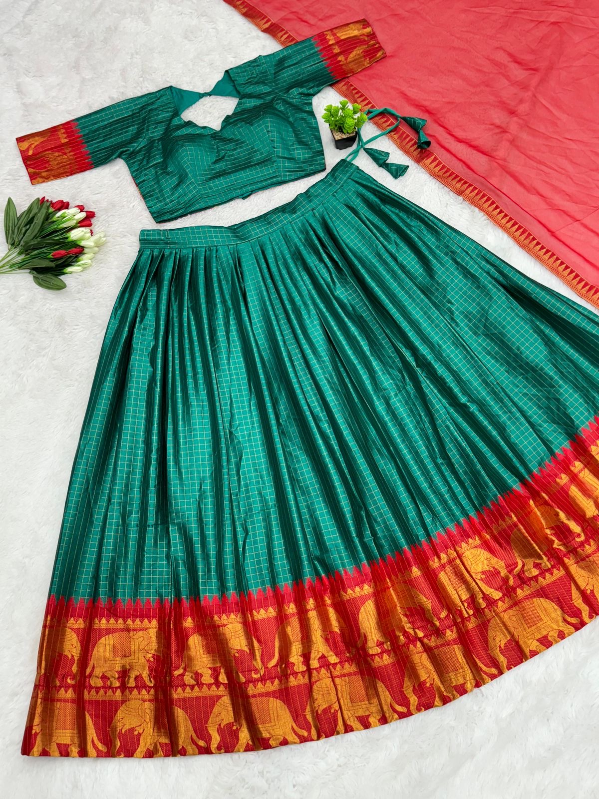 Lehenga bleu paon, rouge & doré