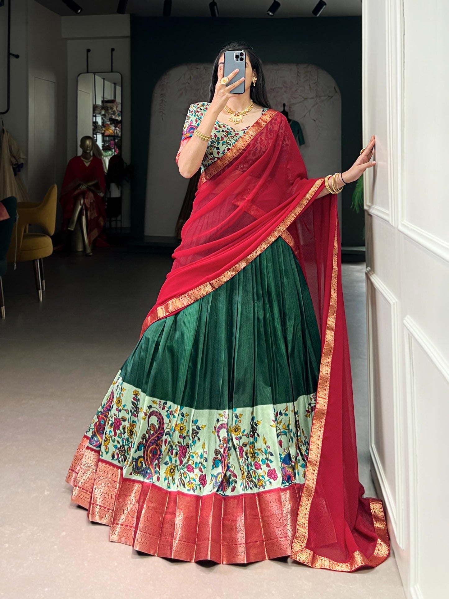 Lehenga vert, rouge & doré