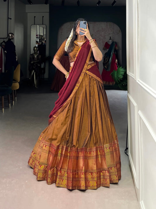 Lehenga marron, rouge bordeaux & doré