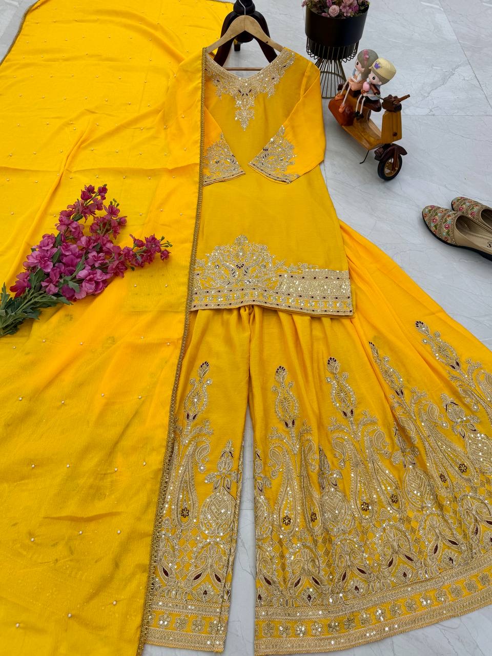Ensemble haut, pantalon palazzo, écharpe jaune & doré