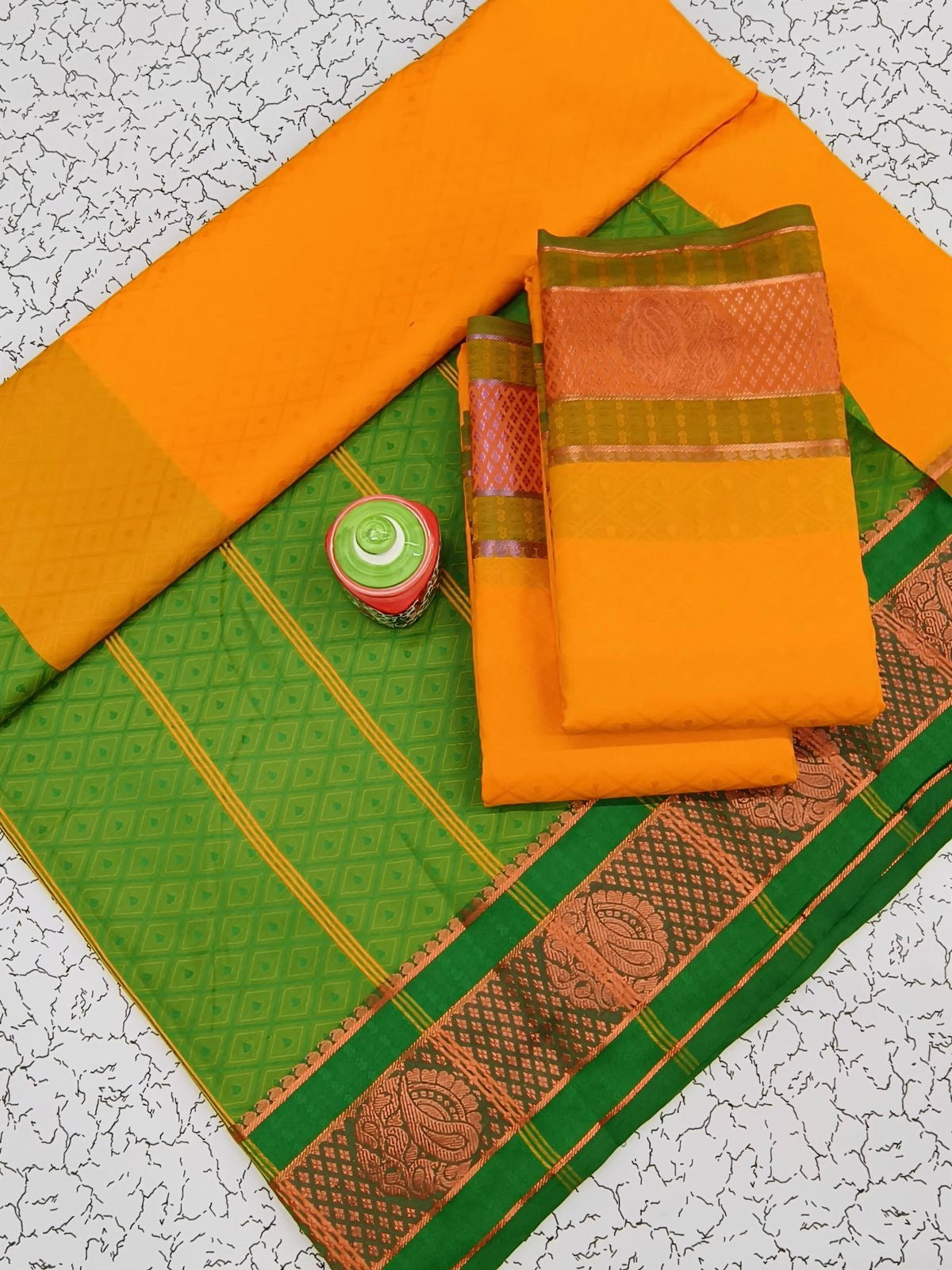 Saree en soie jaune safran & vert