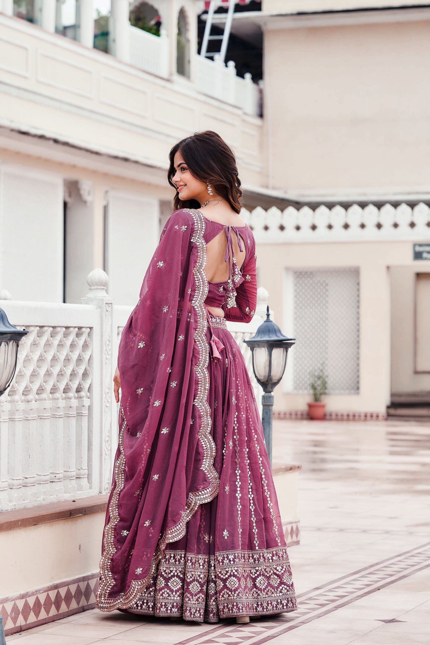 Lehenga rose pourpre & doré