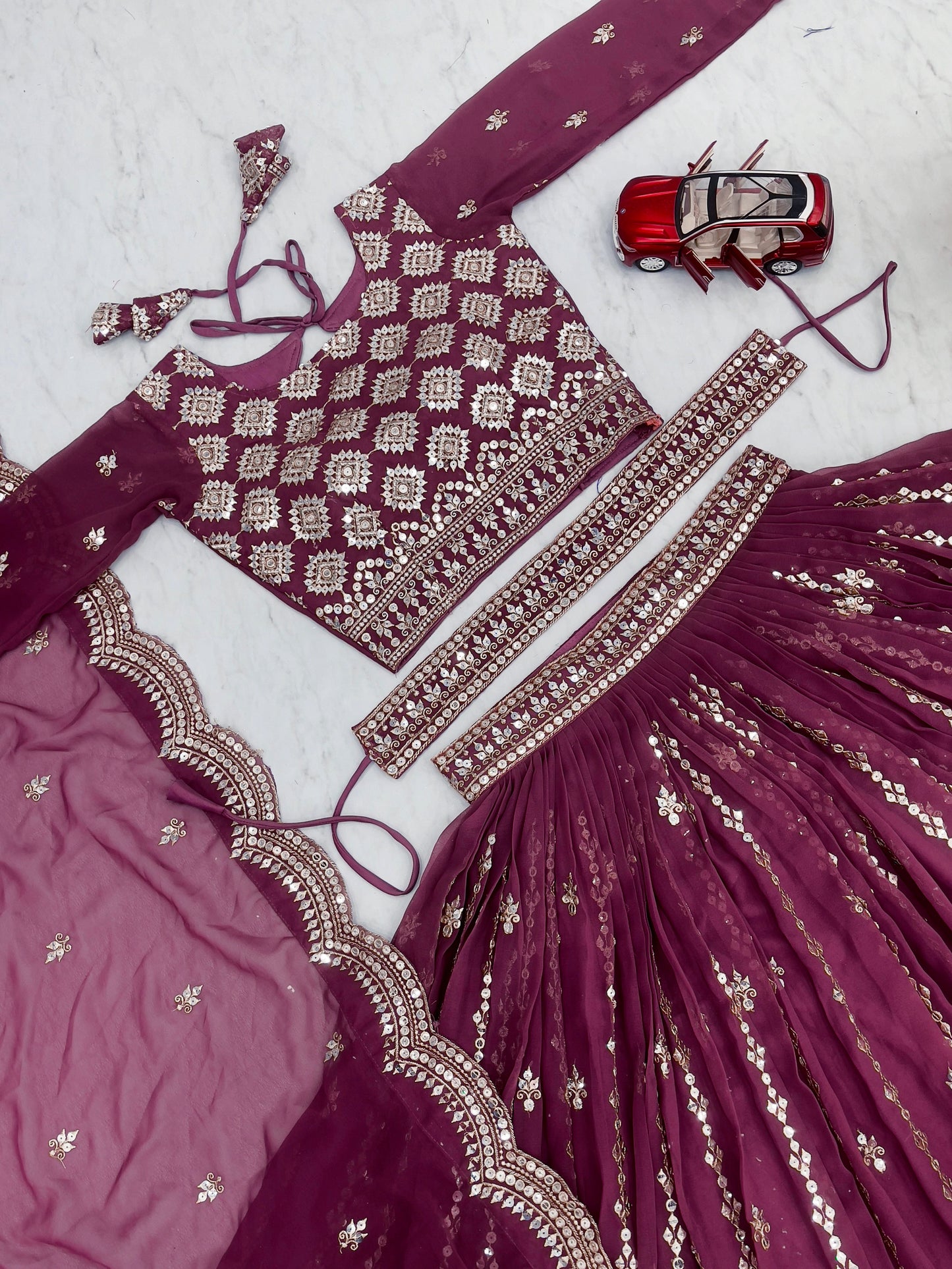 Lehenga rose pourpre & doré