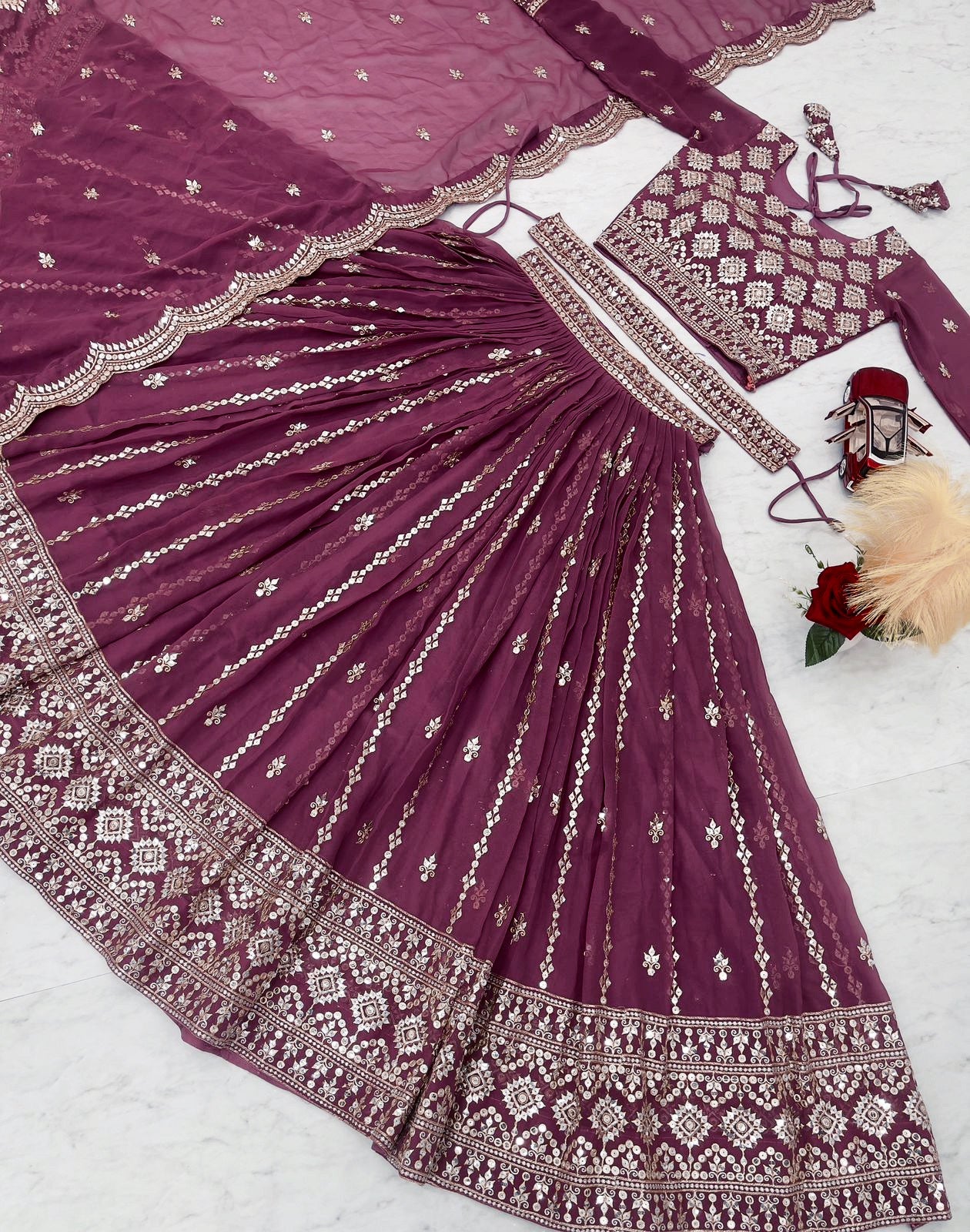 Lehenga rose pourpre & doré