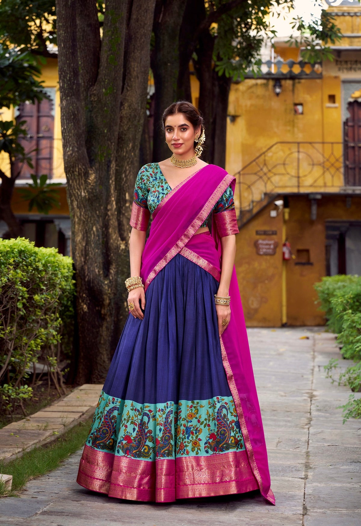 Lehenga bleu, rose & doré