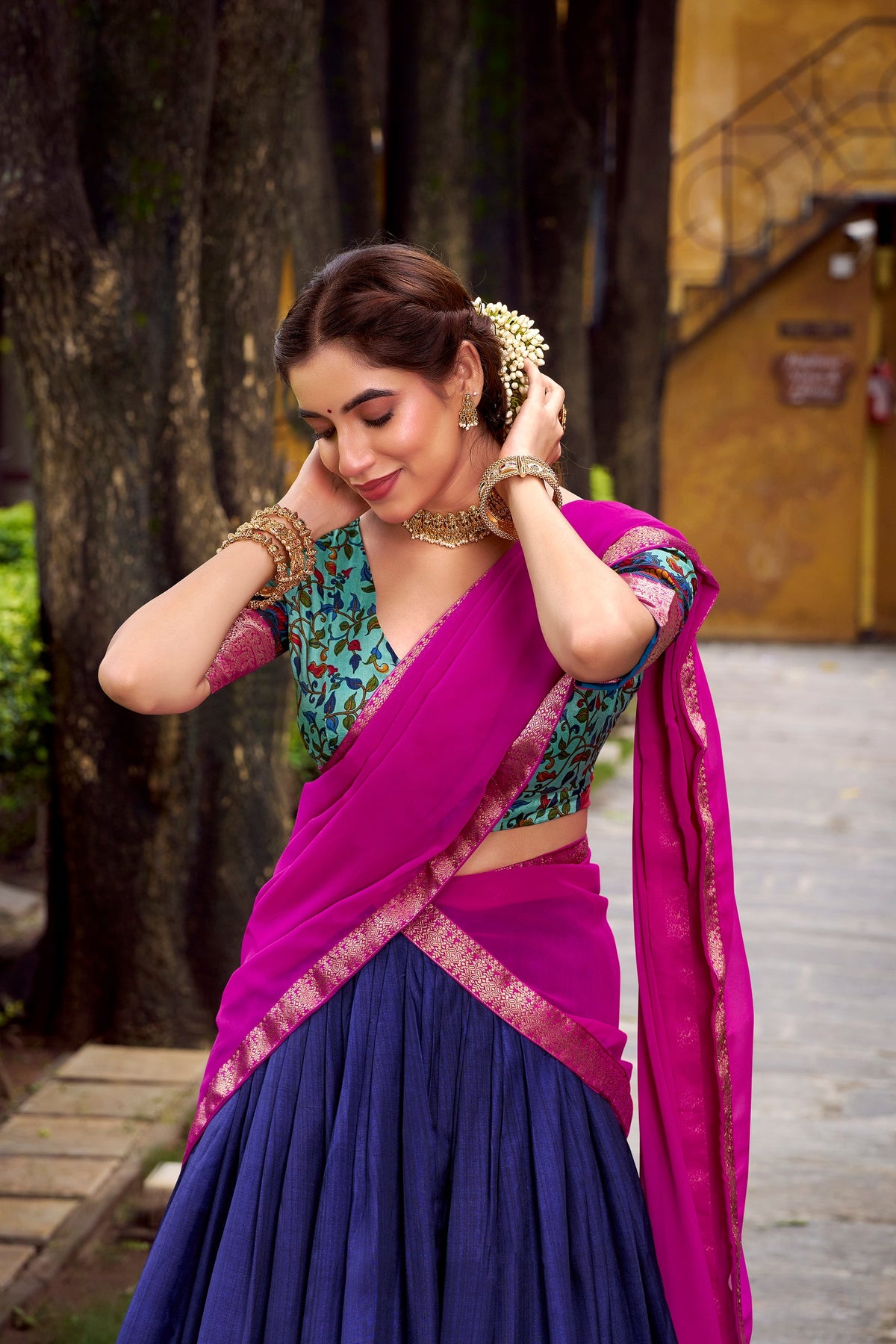 Lehenga bleu, rose & doré