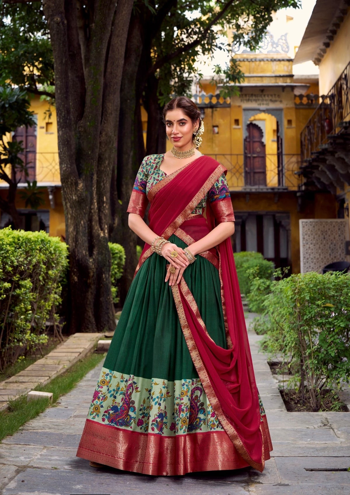 Lehenga vert, rouge & doré