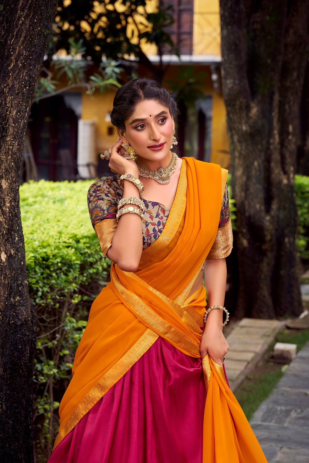 Lehenga rose, jaune & doré