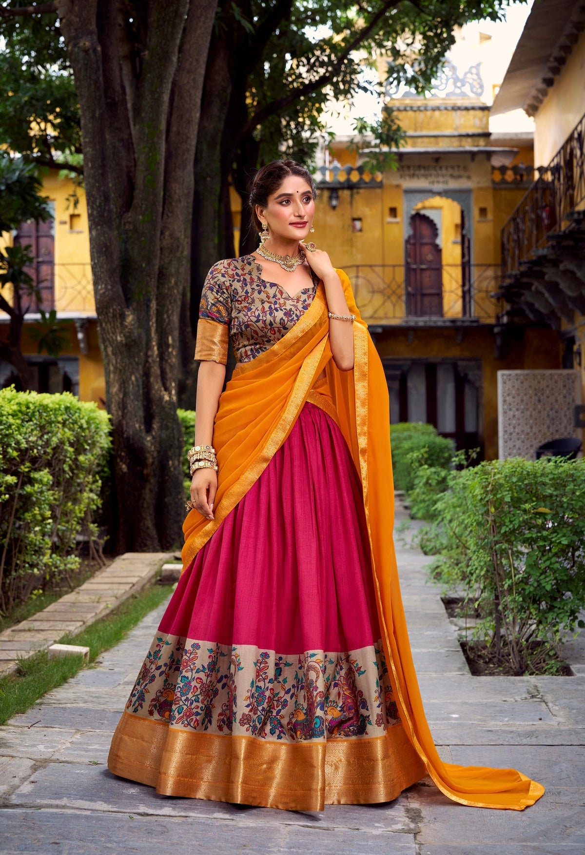 Lehenga rose, jaune & doré