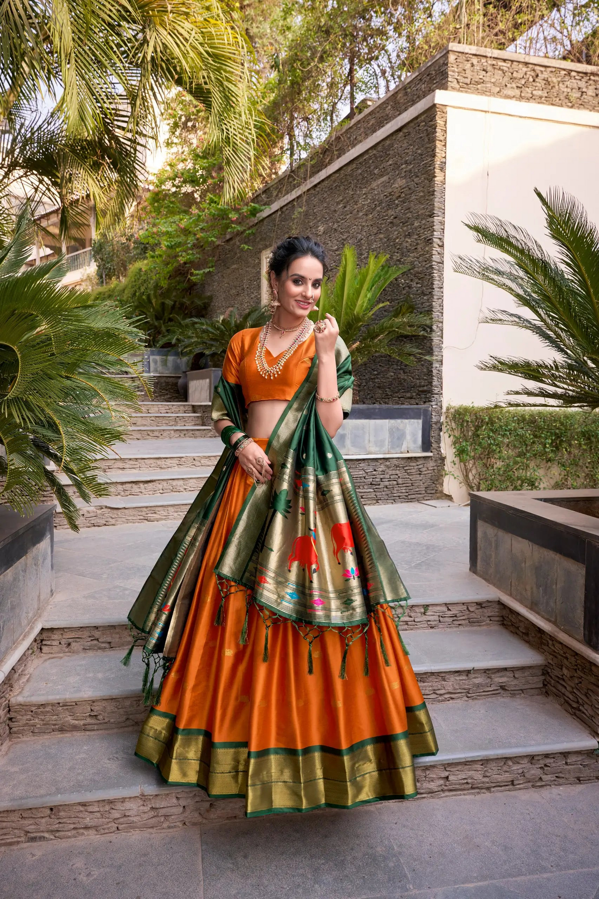 Lehenga orange, vert & doré