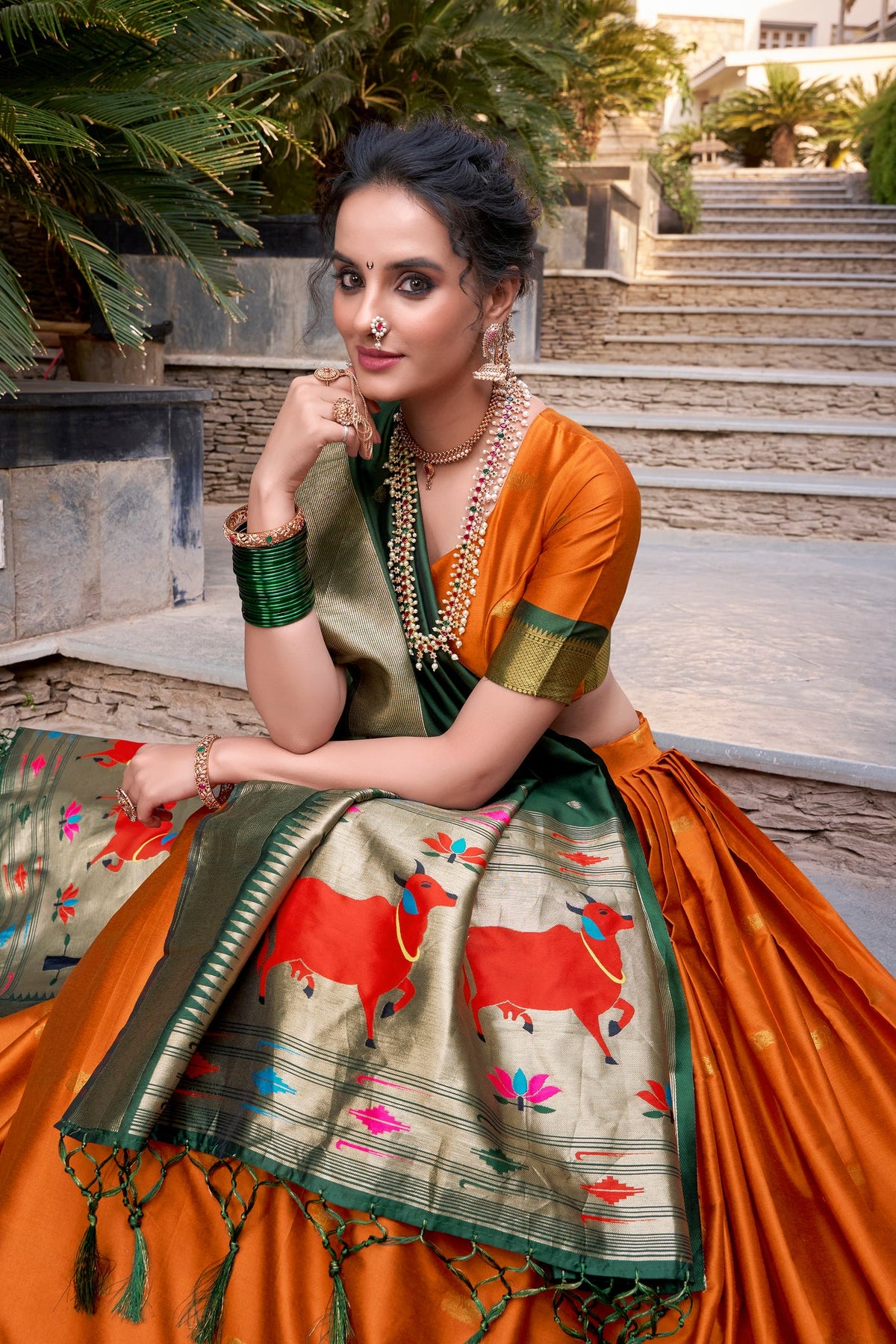 Lehenga orange, vert & doré