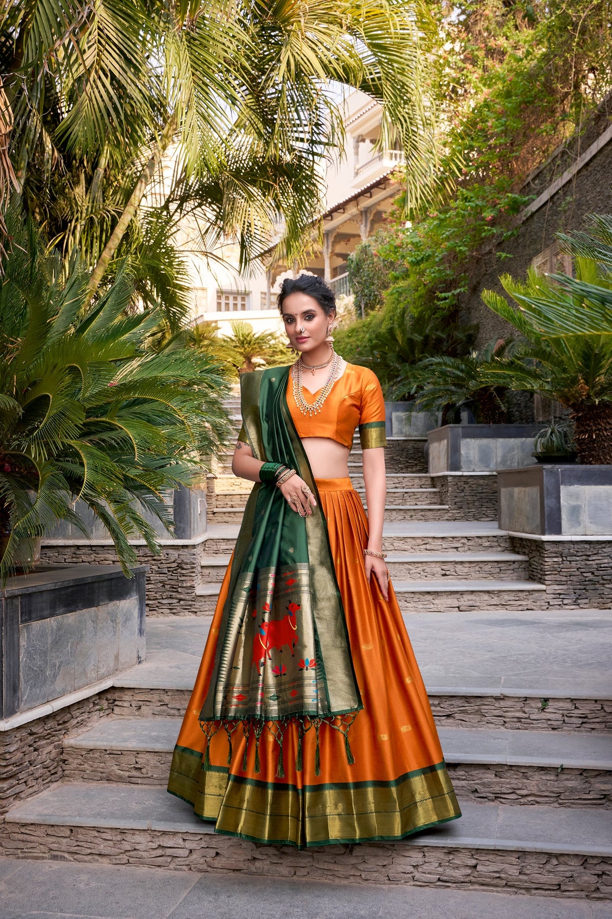 Lehenga orange, vert & doré