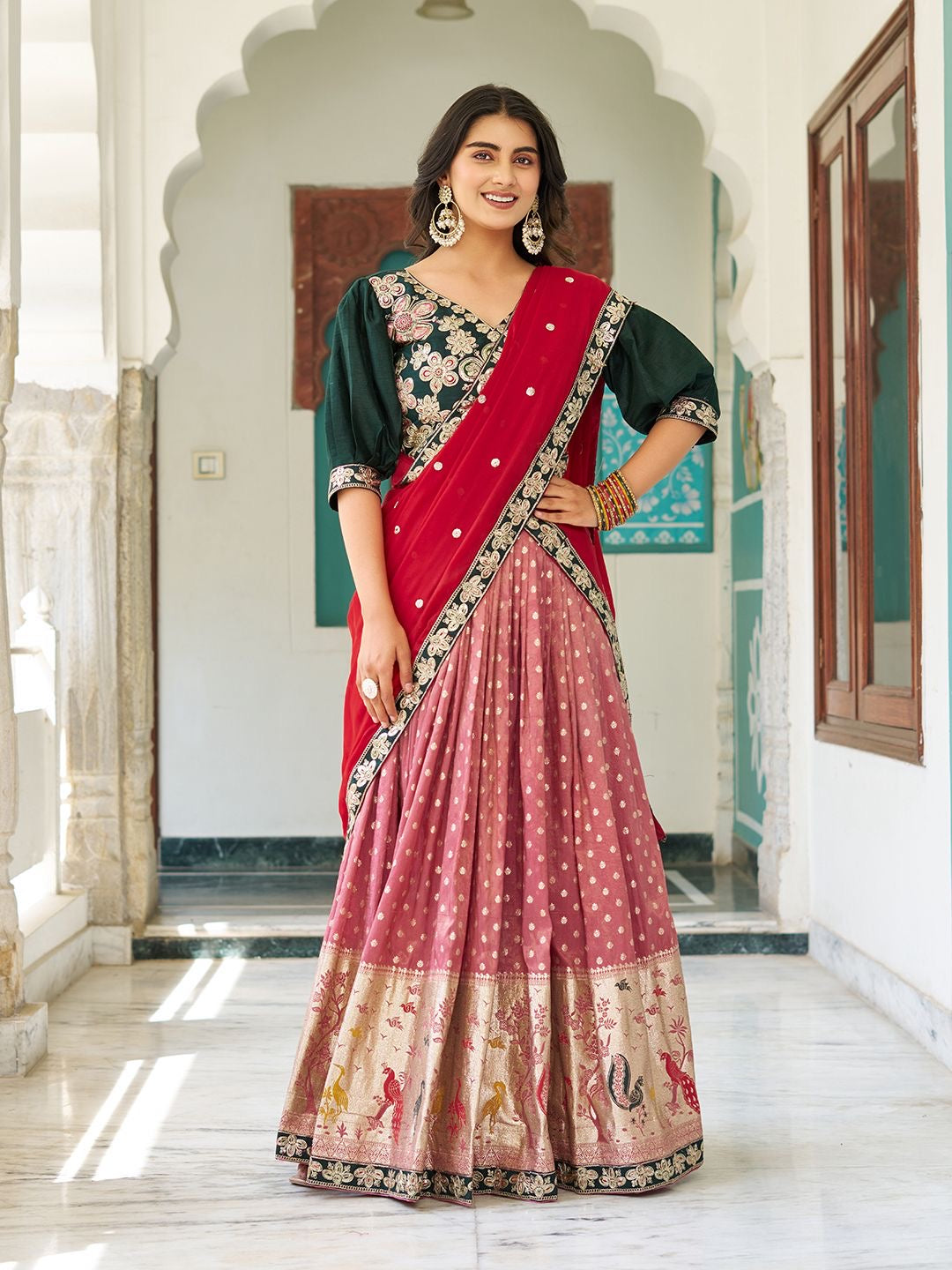 Lehenga vert, rose & rouge