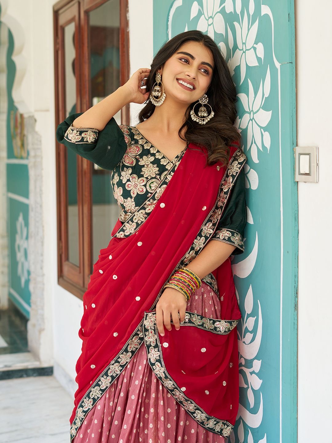 Lehenga vert, rose & rouge