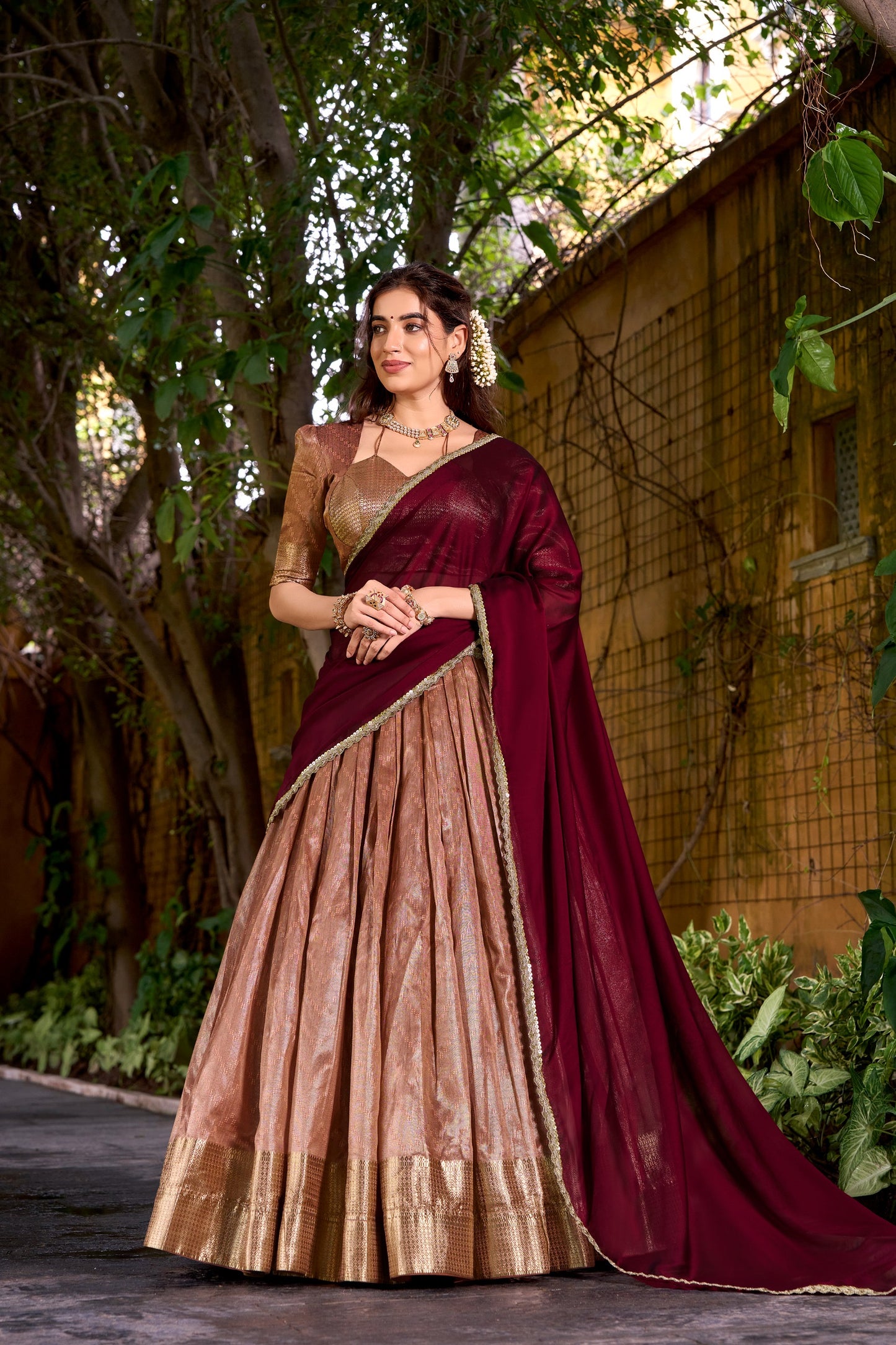 Lehenga doré & bordeaux