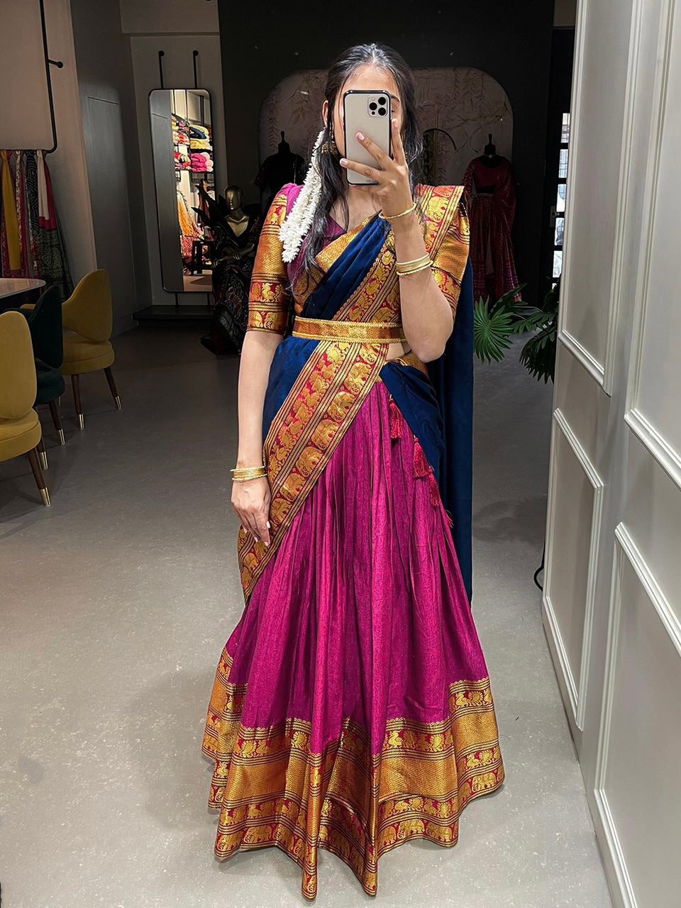 Lehenga magenta, bleu foncé & doré