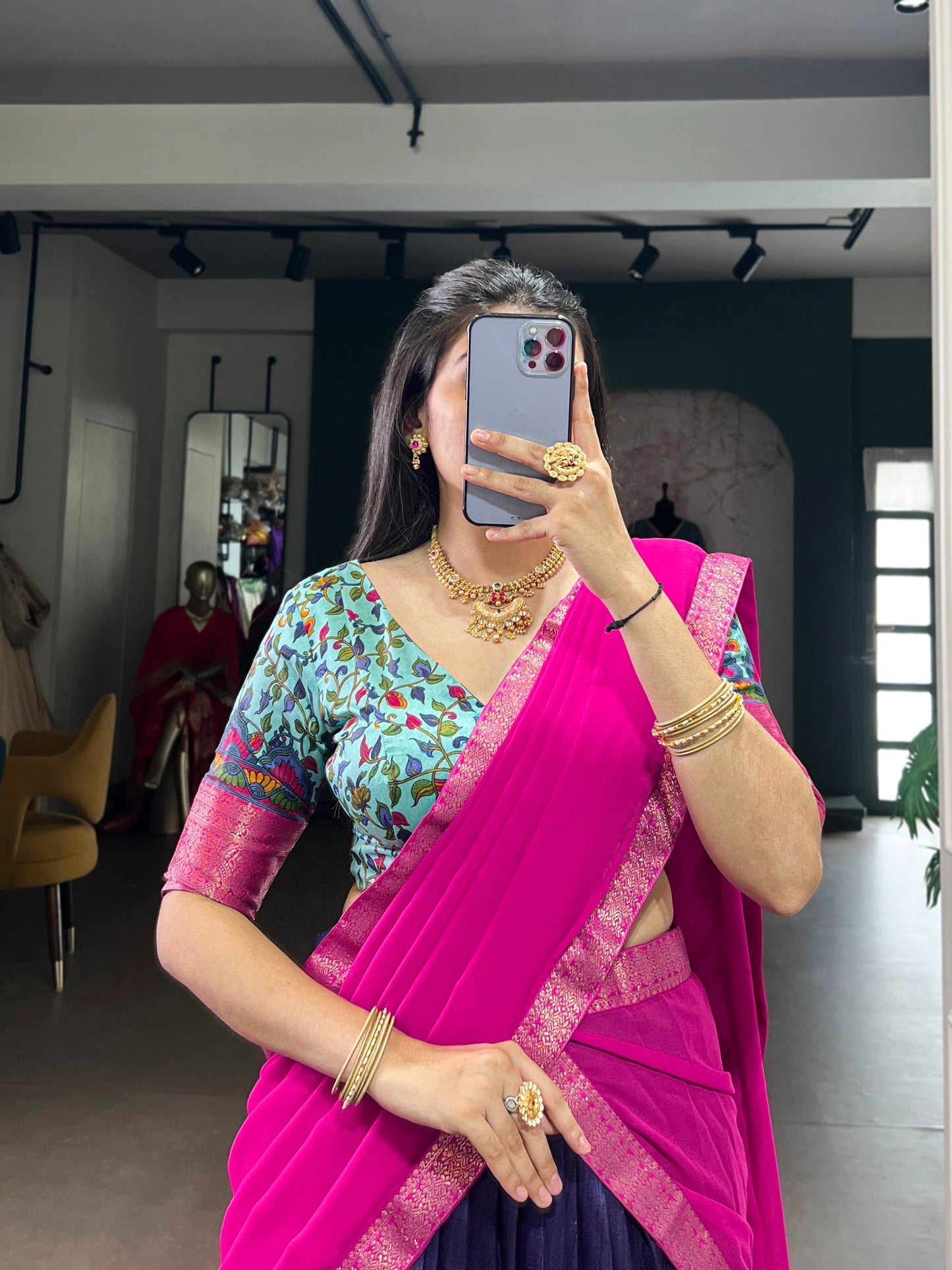 Lehenga bleu, rose & doré