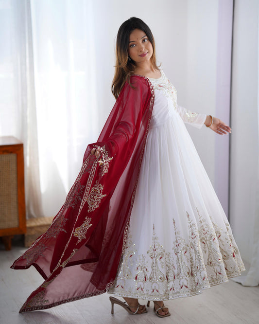 Robe blanc, doré & bordeaux