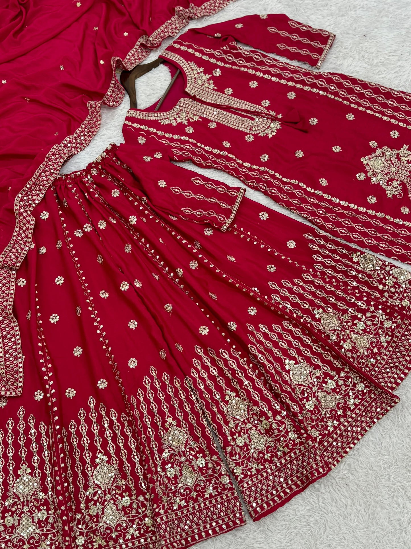 Ensemble haut, pantalon & écharpe rouge et doré