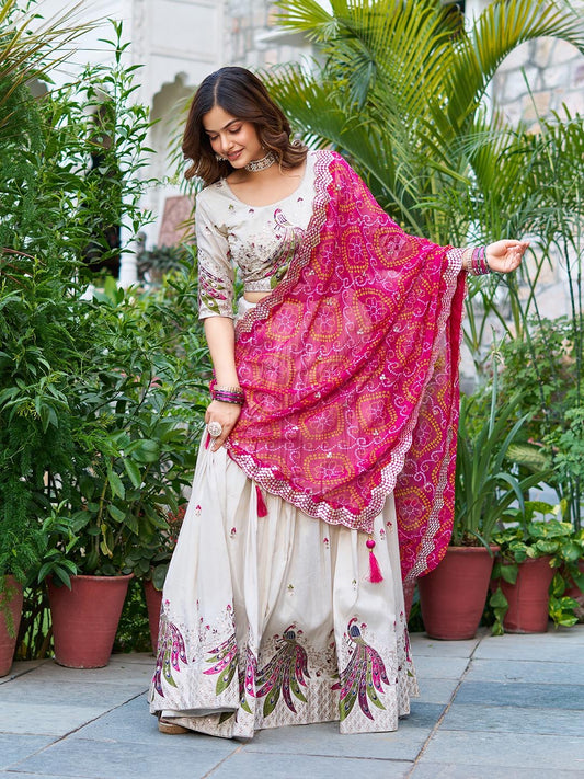 Lehenga blanc écru & rose, motifs paon