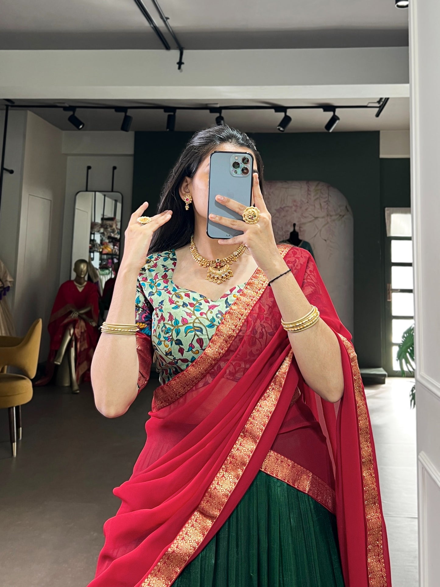 Lehenga vert, rouge & doré